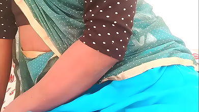 Mallu girl in saree Hot boobs and paussy