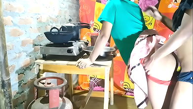 Indian Neighbour Teen Years Girl Has Hard Sex While Cooking In The Kitchen Ghar Me Kam Karane Wali Maid Ko Malik Ne Chuda