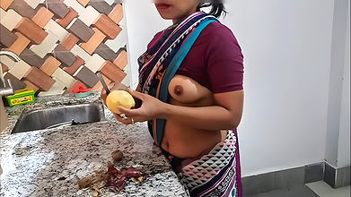 Indian aunty ko kitchen pe husband ne pelke chuda, Indian Big boobs bhabhi sex affairs in kitchen, Indian bhabhi ki chudai