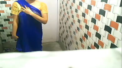 Desi bhabhi in bathroom ko pela devar ne