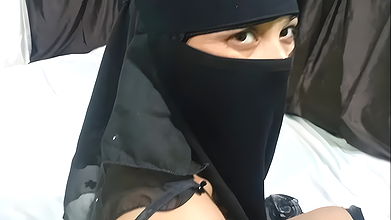 Muslim girl likes to suck cock in hotel