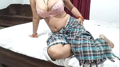 Salu bhabhiji padosi ke bittu se chud rahi thi bohot hard hai