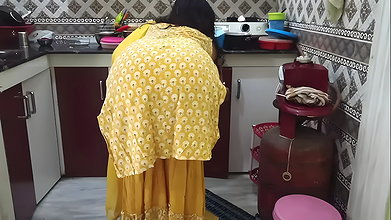 Padosi ne bhabhi k ghr p akele hone ka fayda uthaya