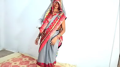 Pados wali bhabhi ko Ghar par bula kar chod diya or land bhi chusa diya itne me bhaiya aa gaye or unhone dekh liya hot sexy wife