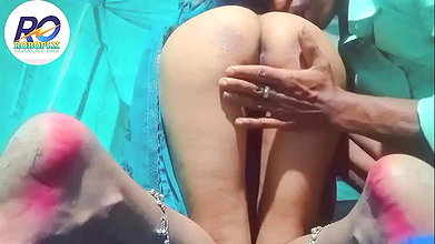 Desi Roshani bhabhi ki doggy style me chudai gaar ke saree uthake ke chut ki ras nikal Diya