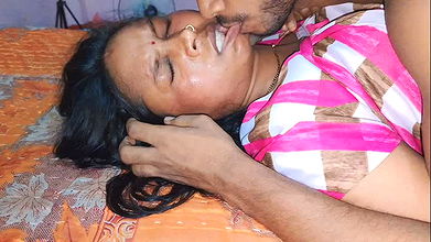 Chudkar aunty ko bohat kissed liya raat me