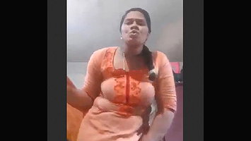 Bhabi HUGE ASS POSE SAYS DUDU KHABA