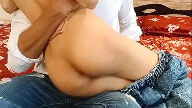 Cold in the cold, the wife got hot pussy and water started coming out of the pussy