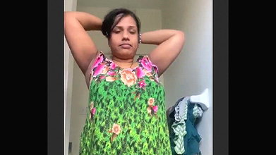 Desi sexy aunty open her dress