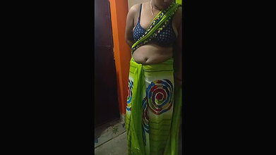 Totally desi bhabhi wearing her cute saari