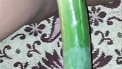 Desi bhabi ne mota khira dalwaya