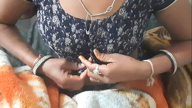 Desi bhabhi’s saree was taken off and full body massage oil was massaged with oil on the entire body of the beautiful sister-in-law