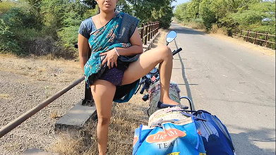 Road pe khadi randiya ne apne kothe pe gayi