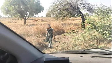 Road par ek ladki pisab kar rahi thi usko car me bula kar thoka