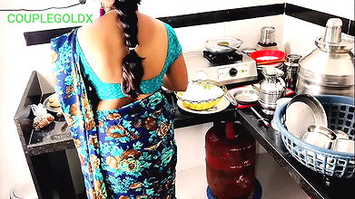 ( Kichen sex )6) Mami khana khane baithi hai jab tak chod lete hai