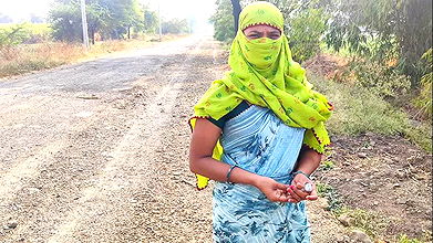 Komal’s had come to the epidemic Land wanted the slut standing on the chut road