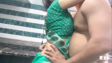 Diwali Ke Tofha Liya Malik Se Naukarani Ne