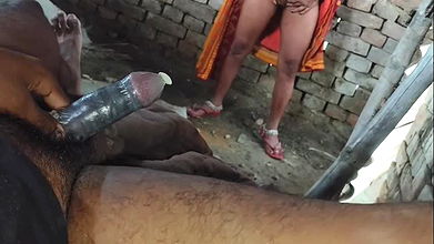 Desi indian bhaiya wife ko first night me first time lund me condom laga ke chut ko pela.bangali aunty paroshi se chudai hindi