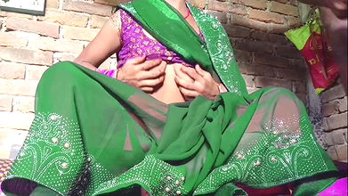 Bhaiya ne bhabhi ko chod ke chut se pesab karwa diya.indian newly married wife ki first time saree me pati suhagrat manaya.hindi