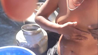 The desi sister-in-law of the village looked very beautiful while bathing in public while rubbing the seedling of her exemption in the open courtyard of her house