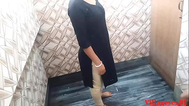 Girlfriend ko bathroom PE dabake chudai