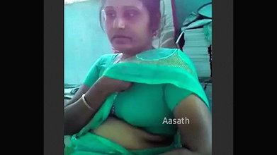 Mature bhabhi boobs pressed by colleague at work place