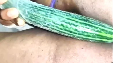 Bhabhi Ne kheera apne chut me daal liyab