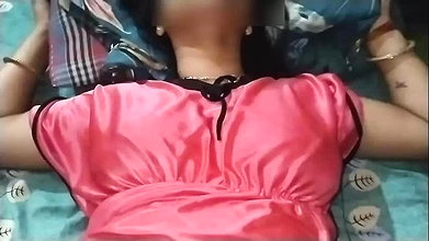 Desi bhabhi enjoyed putting finger in her pussy