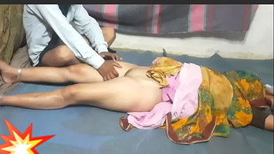 Massage of sister-in-law’s pussy by applying oil, brother-in-law did body massage