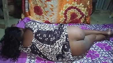 Pados ki bhabhi soi hui thi Ghar mein Aakar chudai ki