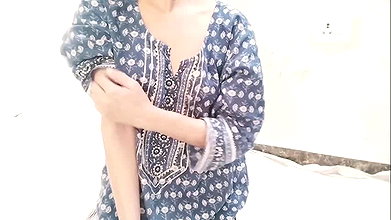 Gandi Gandi video dikha kar bhabhi ne mere sath sex kiya