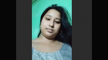 Desi Girl Showing Her Pussy