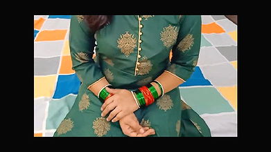 कोमल की चूत को झरना लगा कर पानी डाला है अंदर अब ठहरजायेगा बच्च