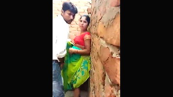 Desvar bhabi caught outdoor