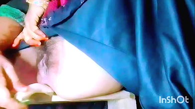 Sister-in-law tried hard but could not find the penis Then why quench your pussy’s lust with radish Beautiful hot pussy Aft