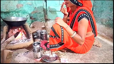 Payal bhabhi ko khana banate samay hi chod diya or bhabhi ko bidi bhi pilayi meri wife ne apne hatho se peg bana kar diya