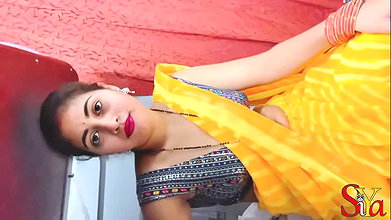 Indian Siya Bhabhi Honeymoon in Train with Strange Passenger