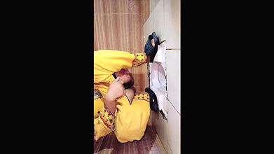 UNIVERSTY GIRL PISSING BATHROOM