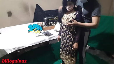 Tailor ne Bhabhi ka naap lete lete Bhabhi ko hi chod dala,desi housewife fucked by tailor with clear hindi audio