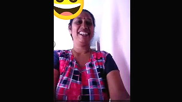 Mature bhabhi showing her boobs to lover on VC