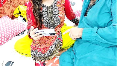 PAKISTANI REAL HUSBAND WIFE WATCHING DESI PORN ON MOBILE THAN HAVE ANAL SEX WITH CLEAR HOT HINDI AUDIO