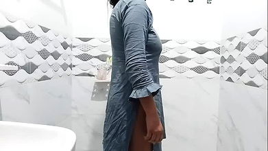 Husband ne washroom me wife ko chod dia