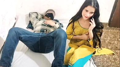 Step father ne apni step daughter ko boyfriend se bat krte huye pakra aur pel diya