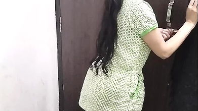Desi girl ko oyo hotel me le jakar pakad ke pela
