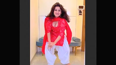 Avneet Kaur boobs show