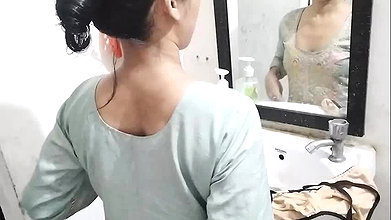 Bhabhi ko Cream parlour laya khus hokar usne bur dakhaii