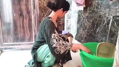 Step sister nha rhi thi mms video bna liya
