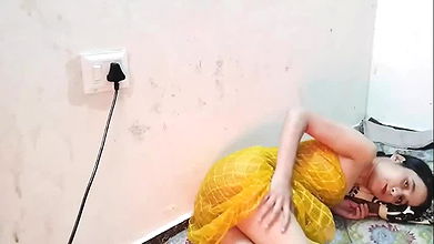 Step sister ko uthaa kar land par jabr dasti pela