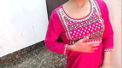 Step sister ko nahate samay chod diya