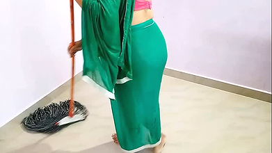 Safayi Kar Rhi Bahu Ko Sasur Ne Jabardasti Choda ! QueenRima